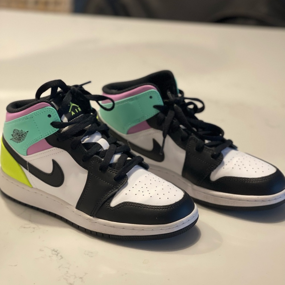 Nike Air Jordan Shoes - Picture 2 of 6